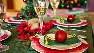 Geschmückter Tisch mit Weihnachtsessen | © Jill Wellington